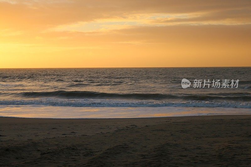 印度喀拉拉邦，圣雄加纳海滩/科钦堡海滩，海上的橙色日落